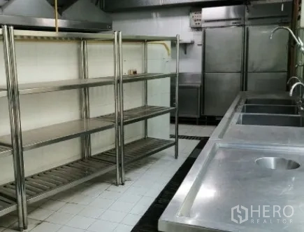 零售空间 出租在Phra Khanong, Bangkok - 备餐区设不锈钢水槽、开放式置物架和商用冰箱