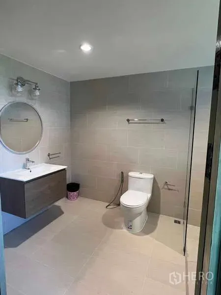 ทาวน์เฮาส์ ให้เช่าในKhlong Toei, Bangkok - ห้องน้ำกว้างพร้อมอ่างล้างหน้าแบบแขวน ผนังกระจกกั้นอาบน้ำ และโถสุขภัณฑ์