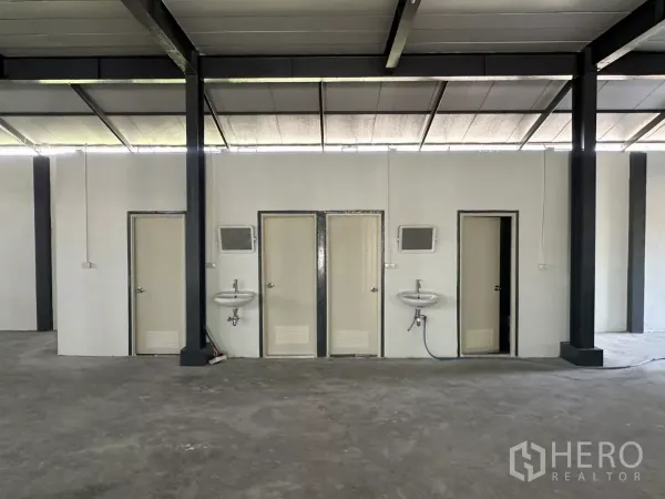 货栈 出租在Prawet, Bangkok - 仓库一层的卫生间与洗手盆。