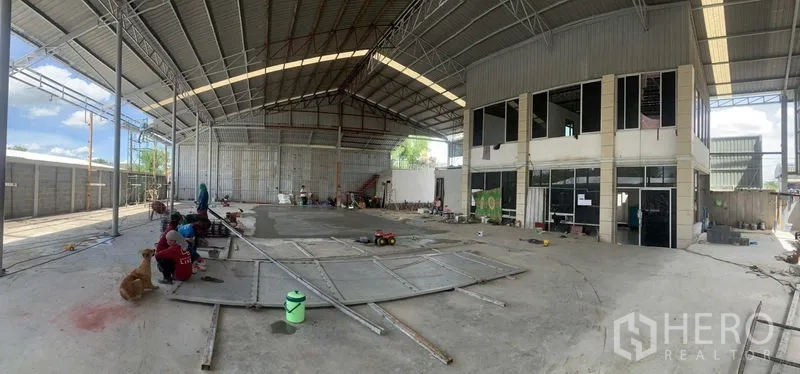 货栈 出租在Khlong Luang, Pathum Thani - 仓库全景，可见两层办公室与广阔作业空间。