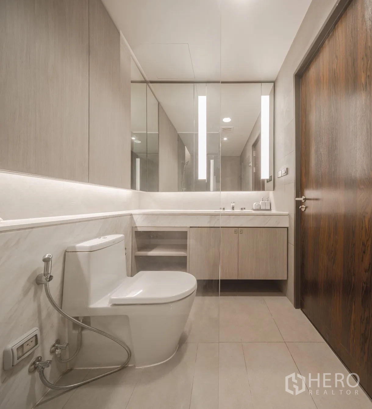 คอนโด for rent in Khlong Toei, Bangkok - ห้องน้ำพร้อมอ่างอาบน้ำและฝักบัวมือถือ ผนังกระเบื้องโทนอ่อน