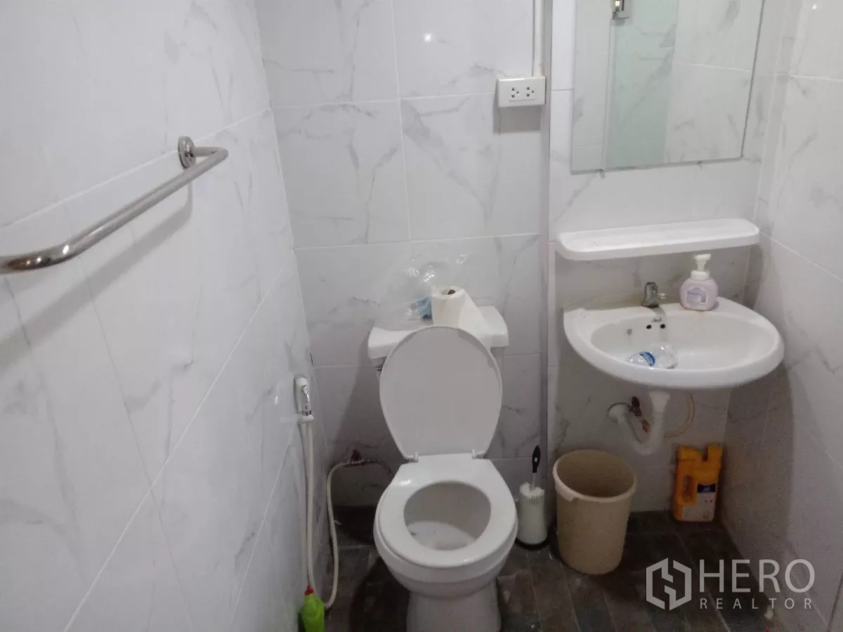 独立式住宅 出租在Phaya Thai, Bangkok - 小型白砖卫生间，配坐便、洗手盆与喷枪。