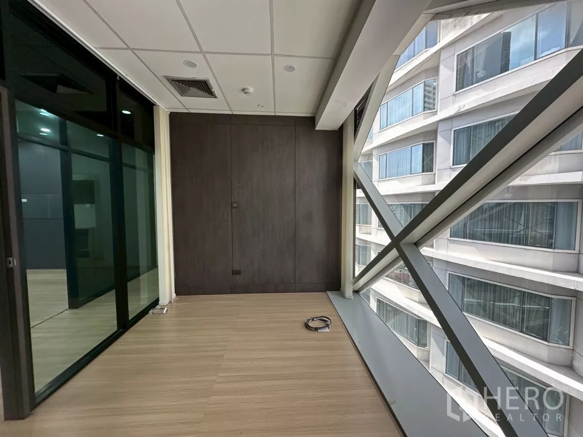 สำนักงาน ให้เช่าในWatthana, Bangkok - มุมริมหน้าต่างแบบเต็มบาน โครงกากบาท ข้างผนังกระจกกั้นห้อง