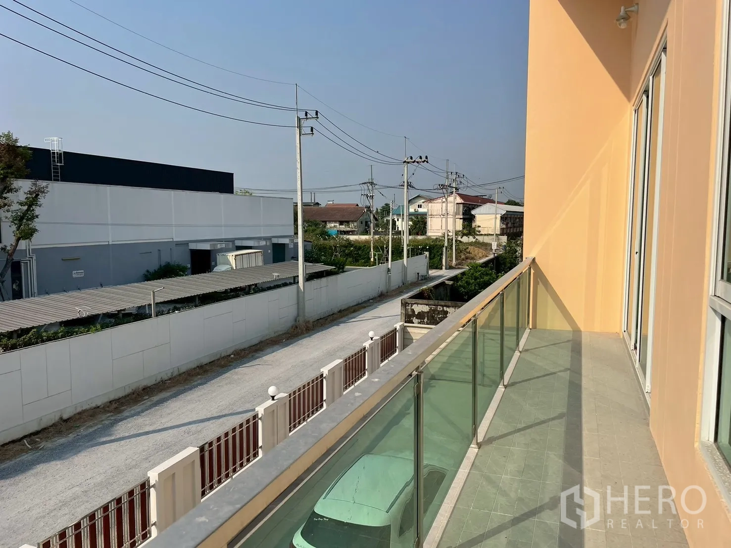 โรงงาน for sale in Sam Phran, Nakhon Pathom - ระเบียงกระจกของอาคารมองเห็นถนนภายในและโกดังข้างเคียง