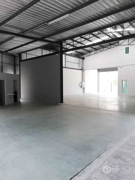 工厂 出租或出售在Ban Phaeo, Samut Sakhon - 开阔的厂房地面，设有宽敞装卸入口与自然采光