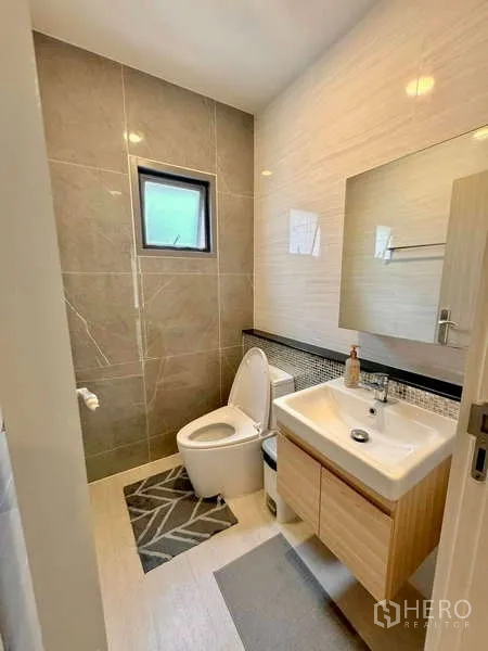 บ้าน ขายในLat Krabang, Bangkok - ห้องน้ำรับแขกสมัยใหม่ อ่างล้างหน้า โถสุขภัณฑ์ และพื้นที่ฝักบัว