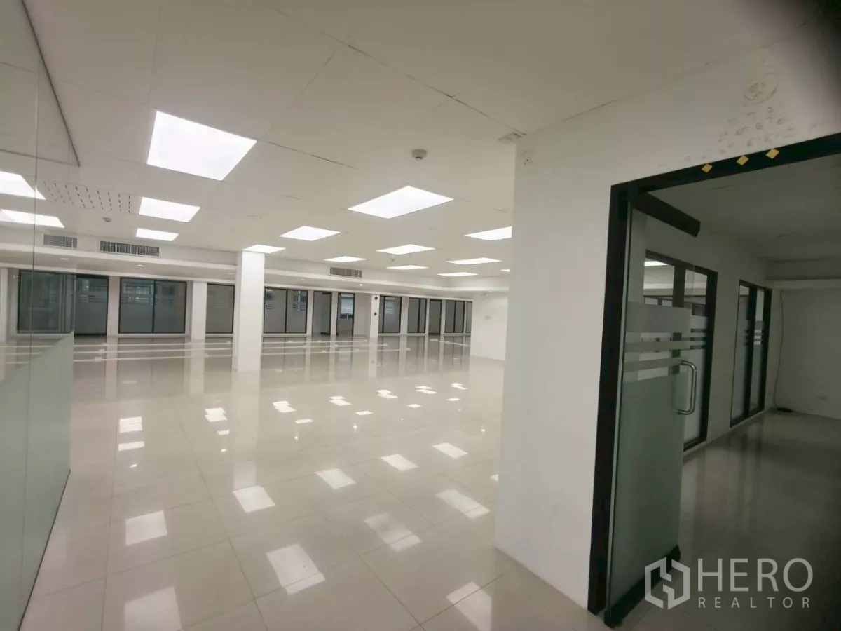 สำนักงาน ให้เช่าในChatuchak, Bangkok - มุมมองจากทางเข้าไปยังพื้นที่ออฟฟิศกว้าง พื้นกระเบื้อง