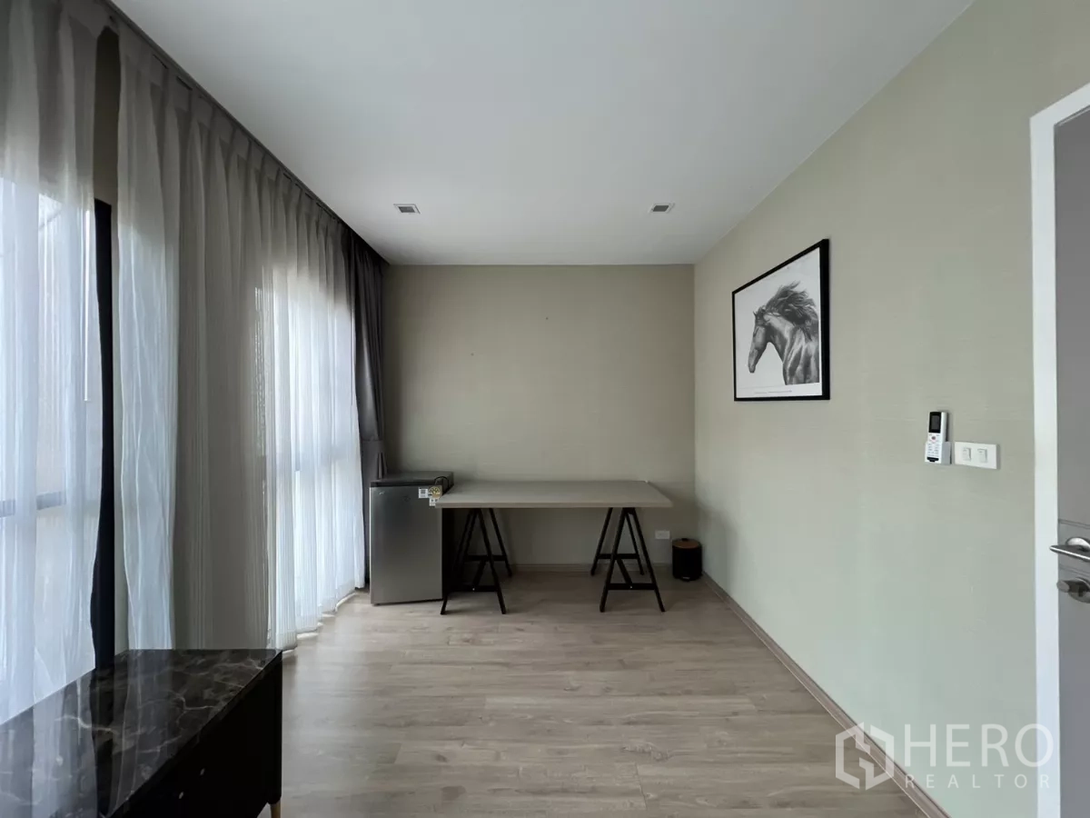 ทาวน์เฮาส์ ให้เช่าในSuan Luang, Bangkok - ห้องสว่างด้วยแสงธรรมชาติ โต๊ะทำงาน งานศิลป์ และพื้นไม้โทนอ่อน