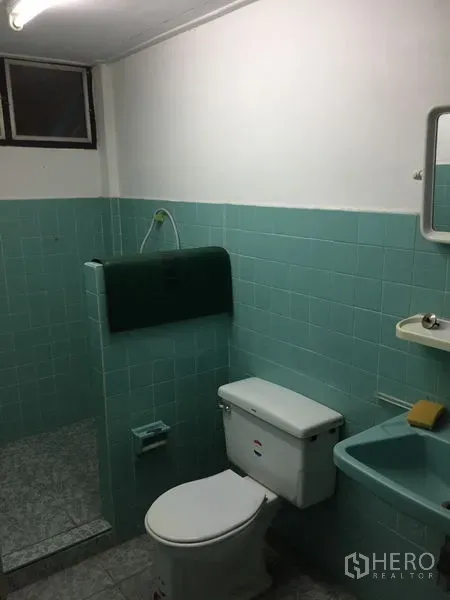 ทาวน์เฮาส์ ให้เช่าในKhlong Toei, Bangkok - ห้องน้ำกระเบื้องสีเขียวมิ้นต์ พร้อมโถสุขภัณฑ์ อ่างล้างหน้า และกระจก
