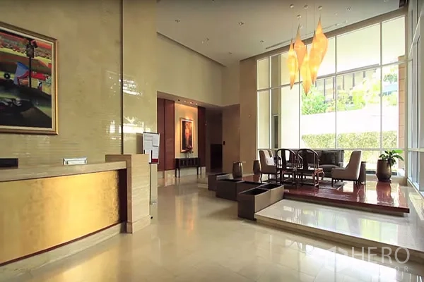 Condominium for rent or sale in Bang Rak, Bangkok - Elegant high-ceiling lobby with a reception desk and lounge seating.