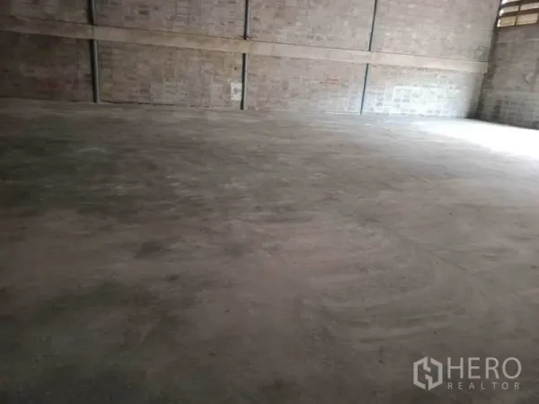 Warehouse for rent in Mueang Samut Sakhon, Samut Sakhon - Open industrial floor space with reinforced concrete and side ventilation panels.
