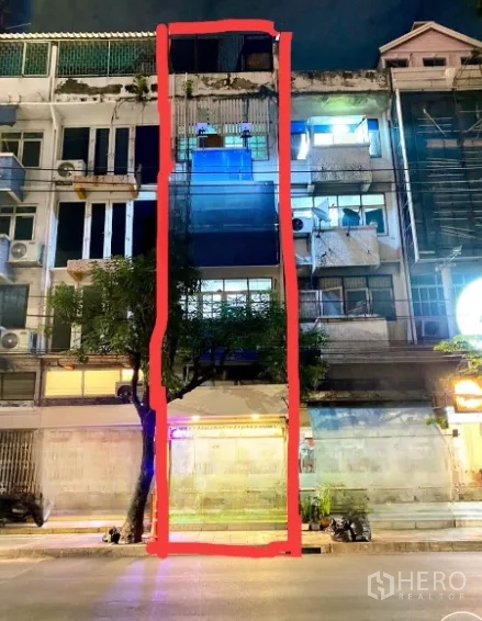 อาคารพาณิชย์ ให้เช่าในWatthana, Bangkok - ด้านหน้าตึกแถวหลายชั้นที่ไฮไลต์ไว้ยามค่ำคืน