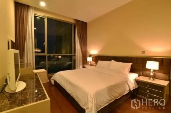 คอนโด ให้เช่าในWatthana, Bangkok - ห้องนอนมาสเตอร์ หน้าต่างบานใหญ่ หัวเตียงบุนวม และโคมไฟข้างเตียง