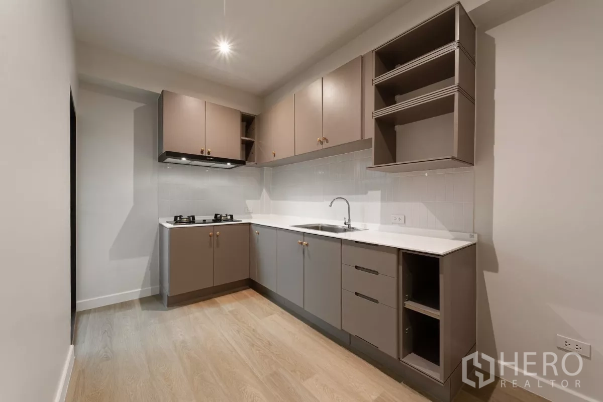 联排别墅 出租在Watthana, Bangkok - 第二厨房，L形橱柜、燃气灶与实体台面。