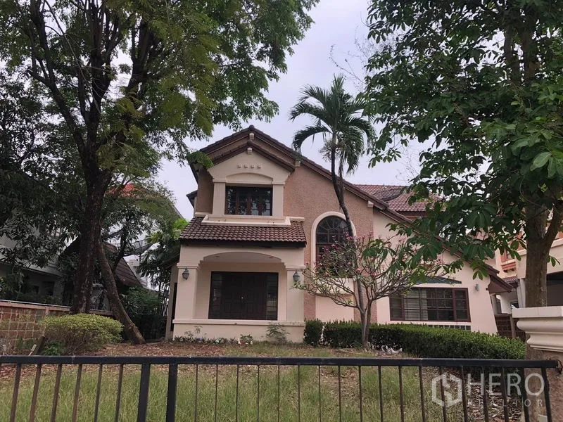 独立式住宅 出租 - 两层独栋别墅，前方大草坪与棕榈树，棕色瓦顶。