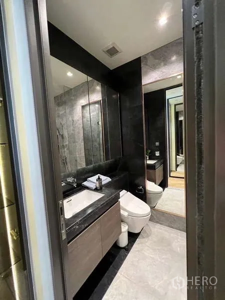 คอนโด ให้เช่าในPathum Wan, Bangkok - ห้องน้ำดีไซน์หรู ปูหิน อาบน้ำแบบกระจกกั้น อ่างล้างหน้าและกระจกบานใหญ่