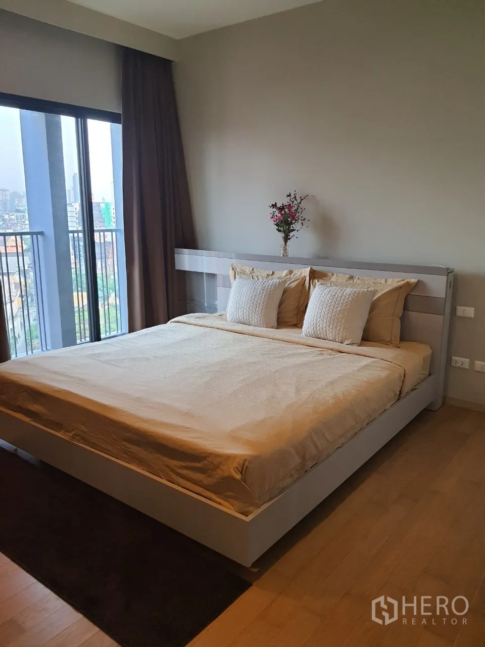 คอนโด ให้เช่าในWatthana, Bangkok - ห้องนอนสว่าง เตียงขนาดใหญ่ หน้าต่างสูงจรดเพดาน และระเบียงวิวเมือง