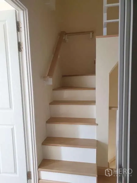 ทาวน์เฮาส์ ให้เช่าหรือขาย - บันไดไม้โทนอ่อนพร้อมราวจับภายในบ้าน