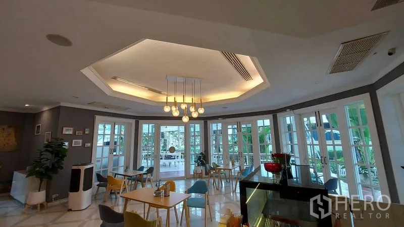 零售空间 出租在Bueng Kum, Bangkok - 宽敞开放式用餐区，造型天花与吊灯