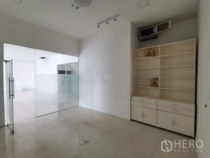 零售空间 出租在Bueng Kum, Bangkok - 小型办公室，内置书架、抽屉与壁挂空调