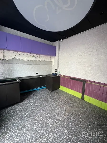 พื้นที่ขายปลีก ให้เช่าในWatthana, Bangkok - มุมทำงานพร้อมเคาน์เตอร์ ตู้ลอยสีม่วง และจุดต่อสาธารณูปโภค