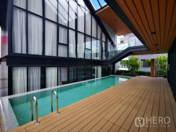 อพาร์ทเมนท์ ให้เช่าในKhlong Toei, Bangkok - สระว่ายน้ำแบบแลปพร้อมพื้นไม้ อยู่ข้างอาคารกระจกและบันไดลอย