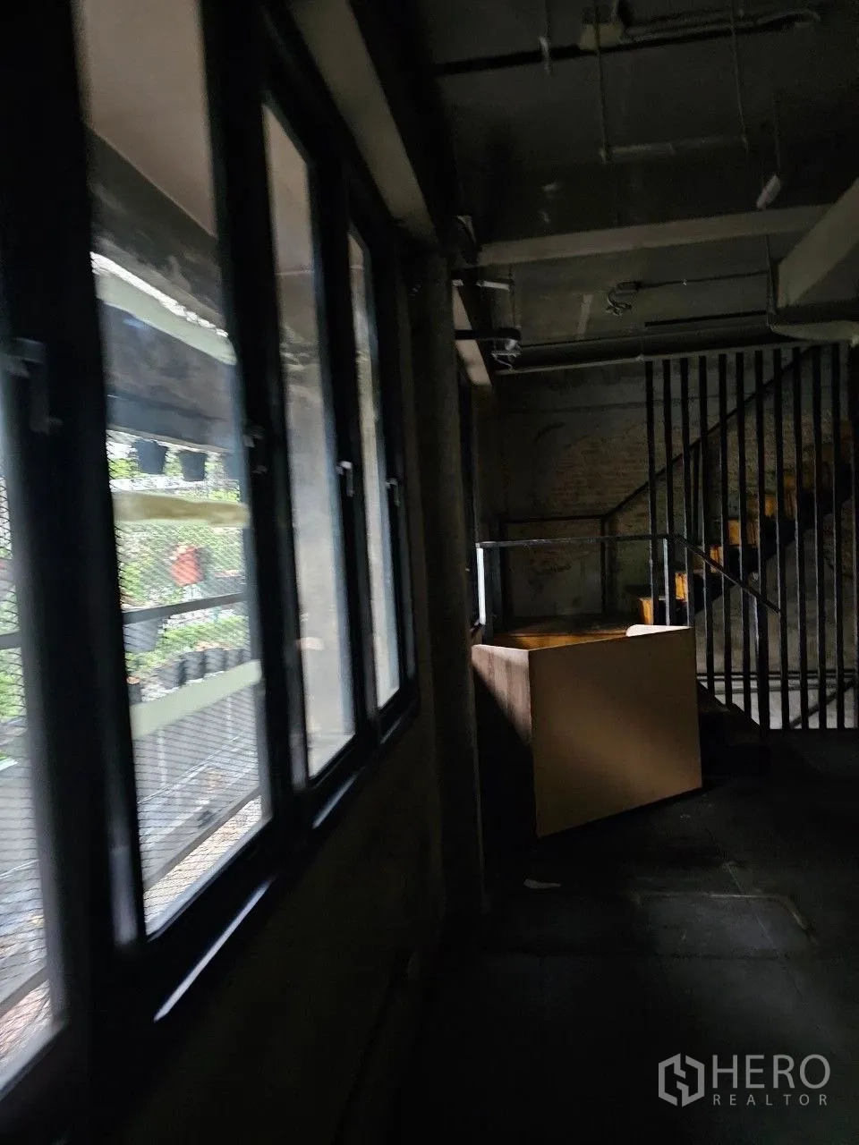 店屋 出租或出售在Watthana, Bangkok - 沿着高窗的走廊，自然采光充足，旁边为楼梯平台。