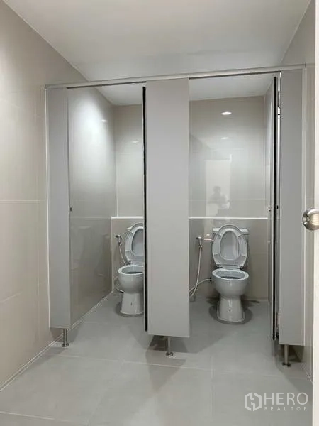 โรงงาน ให้เช่าในBang Phli, Samut Prakan - ห้องน้ำกระเบื้องสะอาด แบ่งคูหาพร้อมสุขภัณฑ์