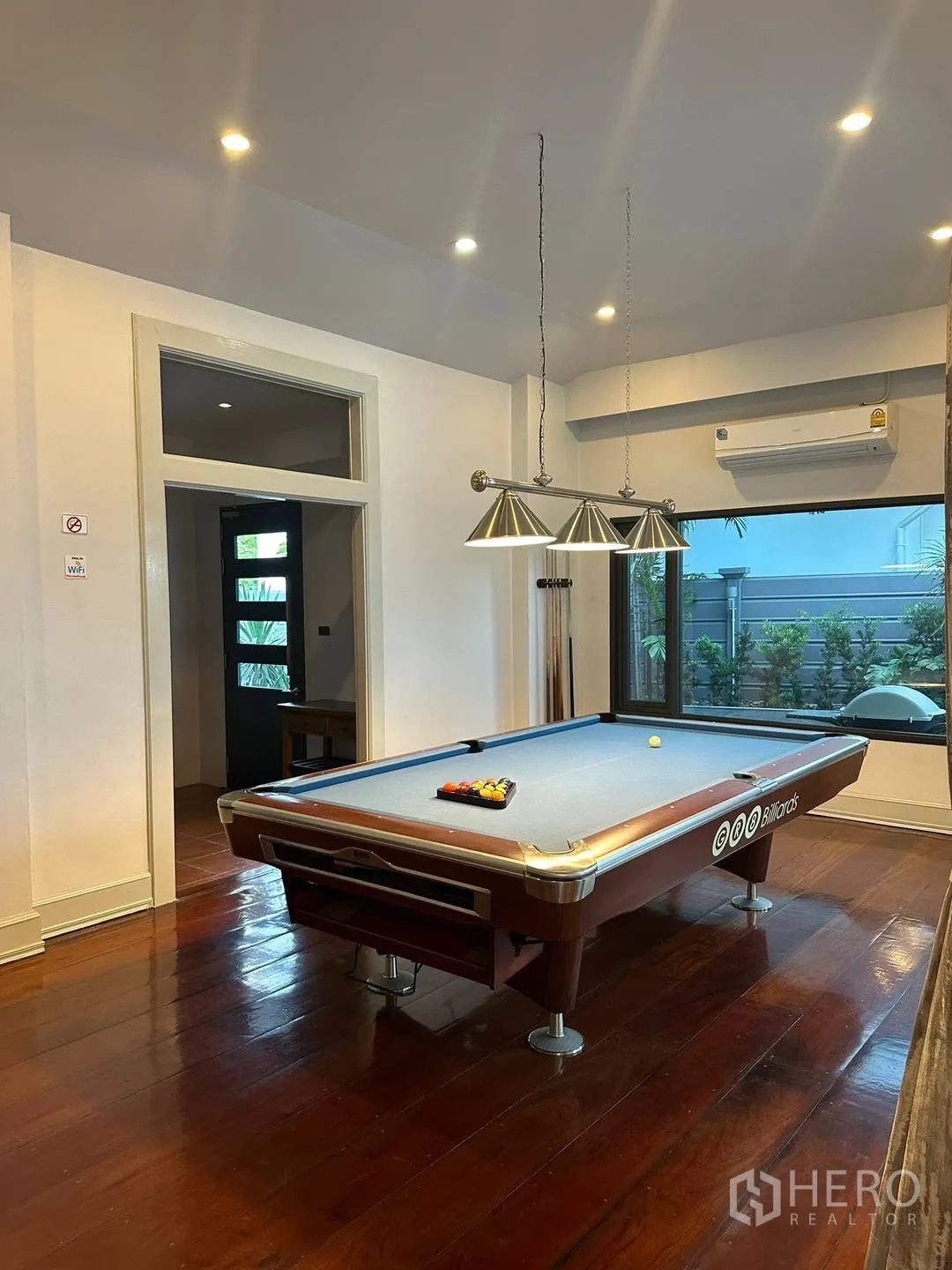 บ้านเดี่ยว for rent in Watthana, Bangkok - ห้องบิลเลียดพร้อมโต๊ะพูล โคมไฟ และพื้นไม้