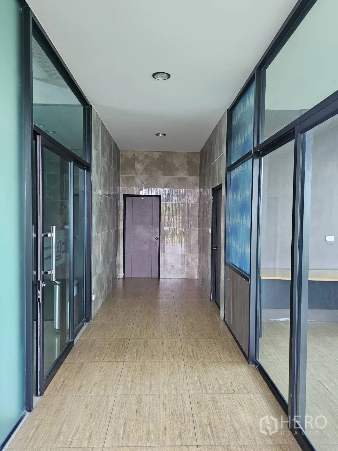 คลังสินค้า ให้เช่าในLam Luk Ka, Pathum Thani - โถงสำนักงานพื้นกระเบื้องกั้นกระจกดีไซน์โมเดิร์น