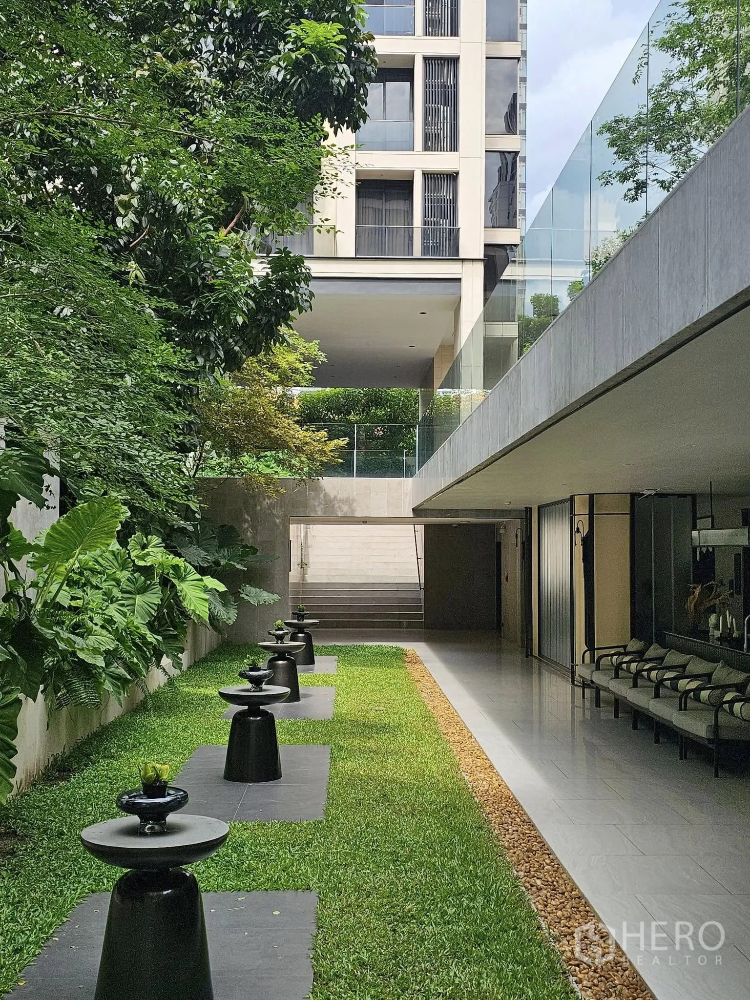 公寓 出租在Watthana, Bangkok - 景观庭院，草坪、雕塑水景与休息区。