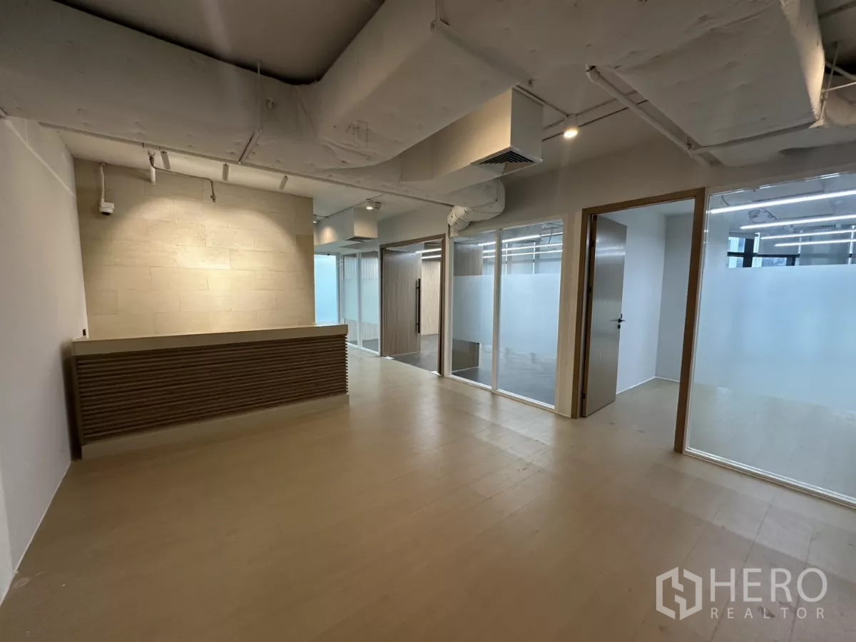 สำนักงาน ให้เช่าในWatthana, Bangkok - โถงต้อนรับ เคาน์เตอร์บิลต์อิน ข้างเคียงเป็นห้องกั้นกระจก