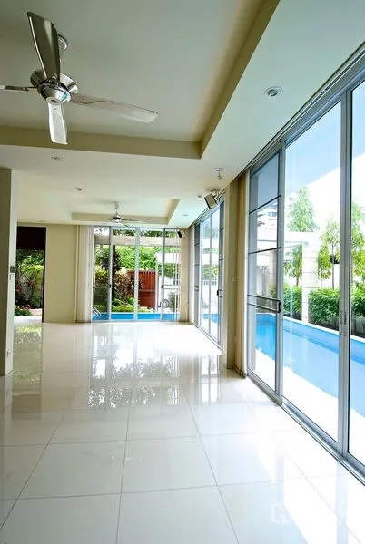 บ้าน ให้เช่าในWatthana, Bangkok - โถงยาวโปร่ง พัดลมเพดาน ประตูกระจกบานเลื่อนเปิดสู่สระว่ายน้ำ