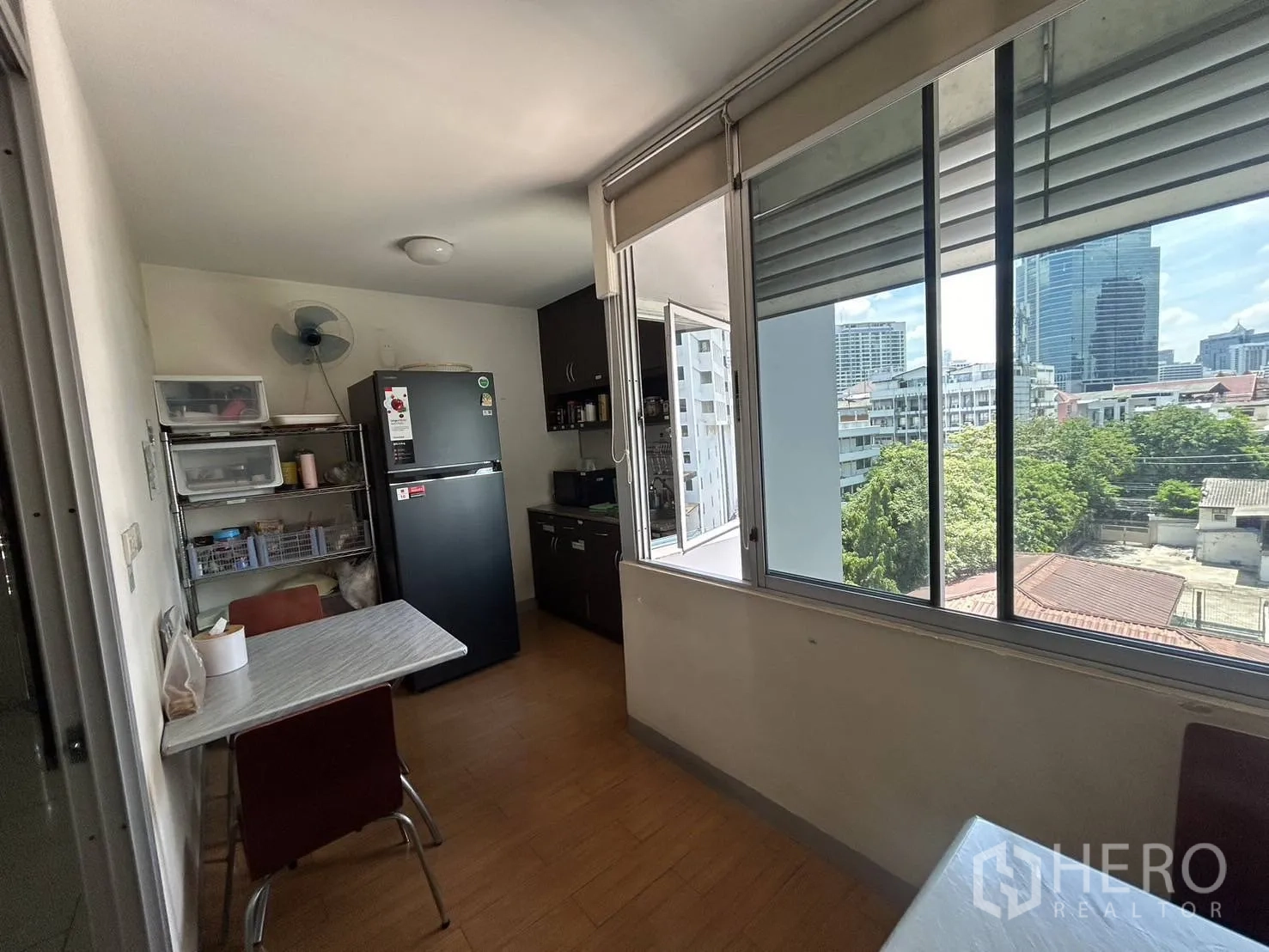 สำนักงาน ให้เช่า - แพนทรีและพื้นที่พักผ่อนของพนักงาน พร้อมตู้เย็น ตู้เก็บของ และหน้าต่างบานเลื่อนวิวเมือง