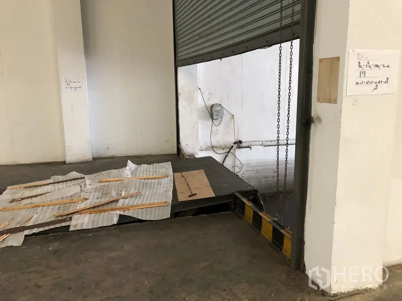 คลังสินค้า ให้เช่าในPhra Nakhon Si Ayutthaya - ภาพระยะใกล้ของแท่นโหลดดิ้งด็อคใต้ประตูม้วน