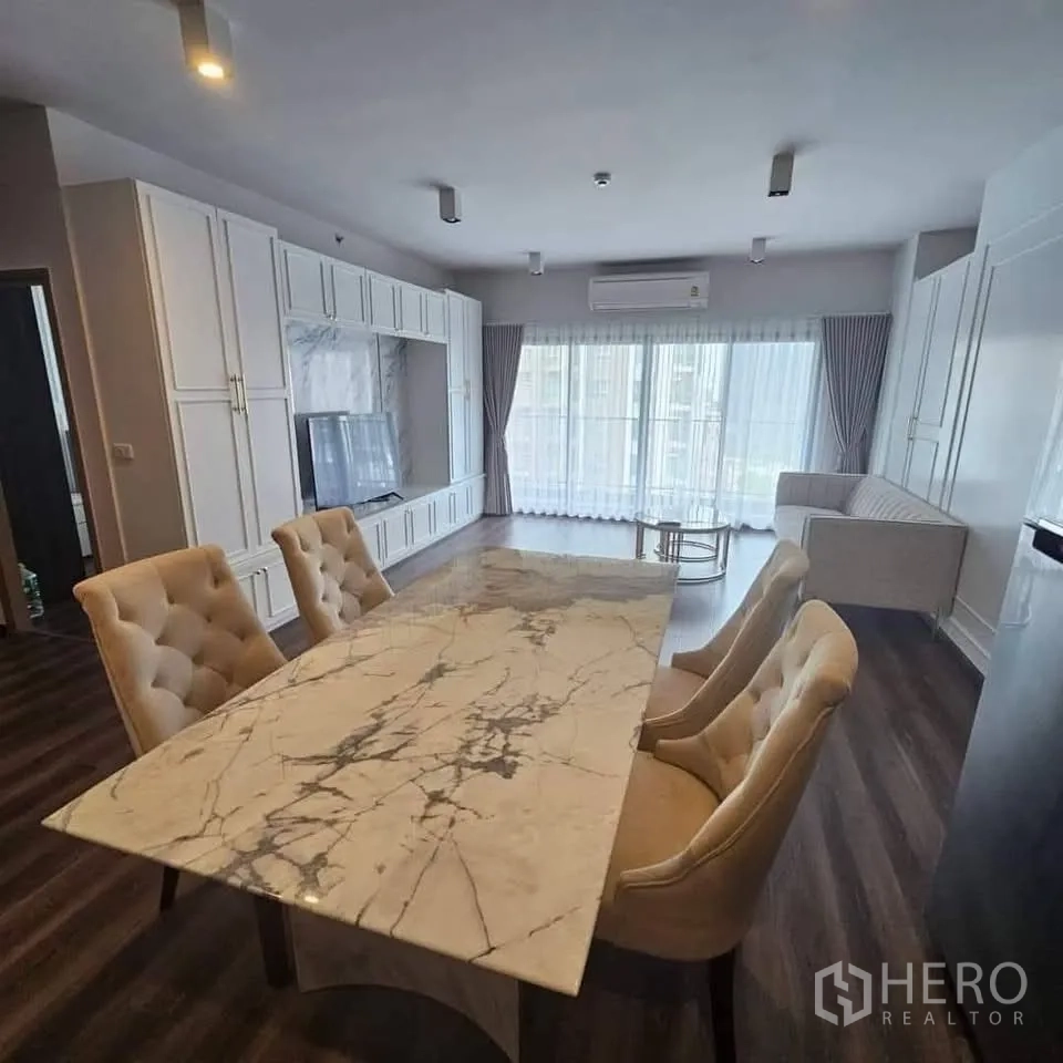 公寓 for rent in Huai Khwang, Bangkok - 餐区设大理石餐桌与软包餐椅，对望电视墙与高窗。