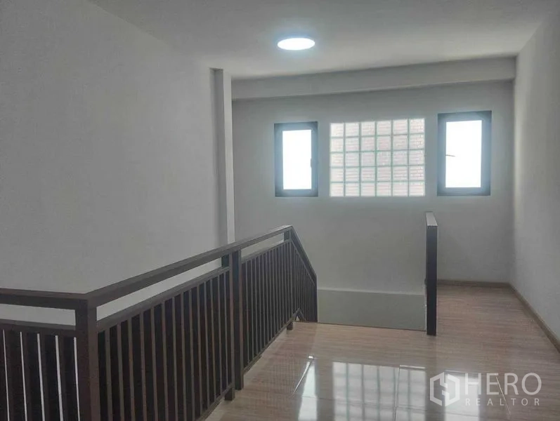 บ้าน ขายในPhra Khanong, Bangkok - ชานพักบันไดมีหน้าต่างและบล็อกแก้ว รับแสงธรรมชาติ