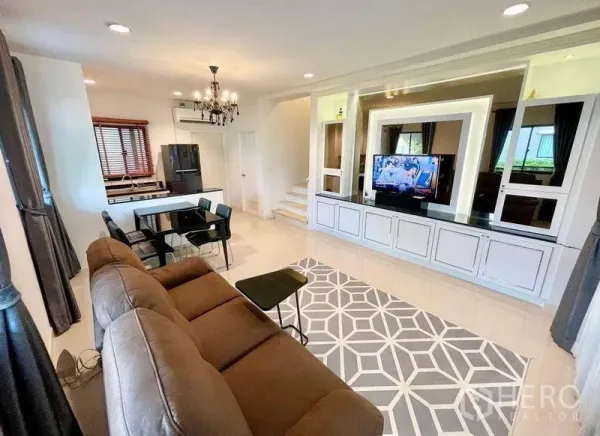 ทาวน์เฮาส์ ขายในWang Thonglang, Bangkok - โถงนั่งเล่นและรับประทานอาหารแบบเปิด มีโซฟา โคมระย้า ทีวี และครัวเชื่อมพร้อมเคาน์เตอร์บาร์