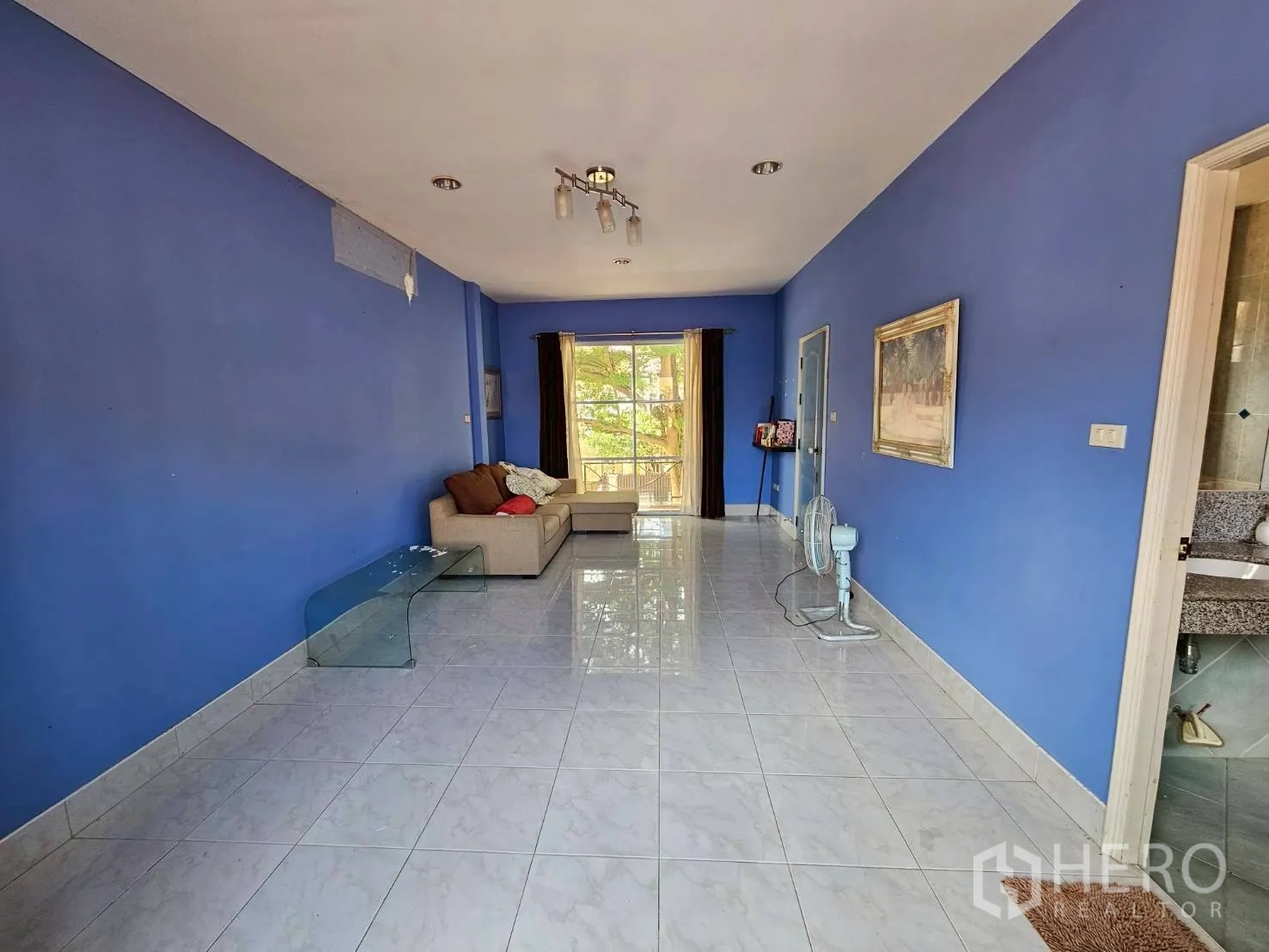 Detached House for rent or sale in Bang Lamung, Chon Buri - Wide-angle of the blue bedroom facing the balcony and ensuite door.