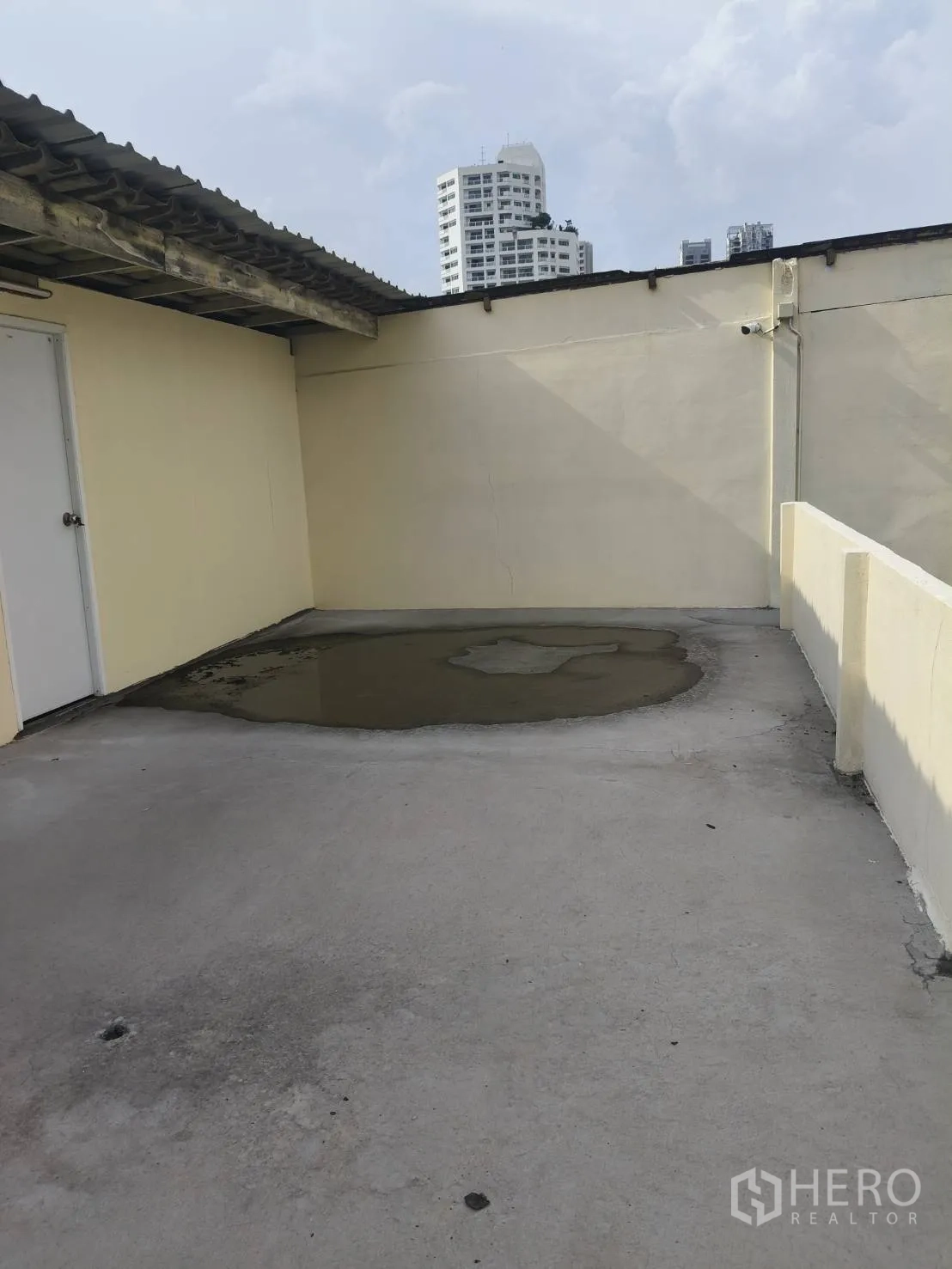 Retail Space for rent in Watthana, Bangkok - Rooftop concrete terrace with parapet walls and a city building in the background.