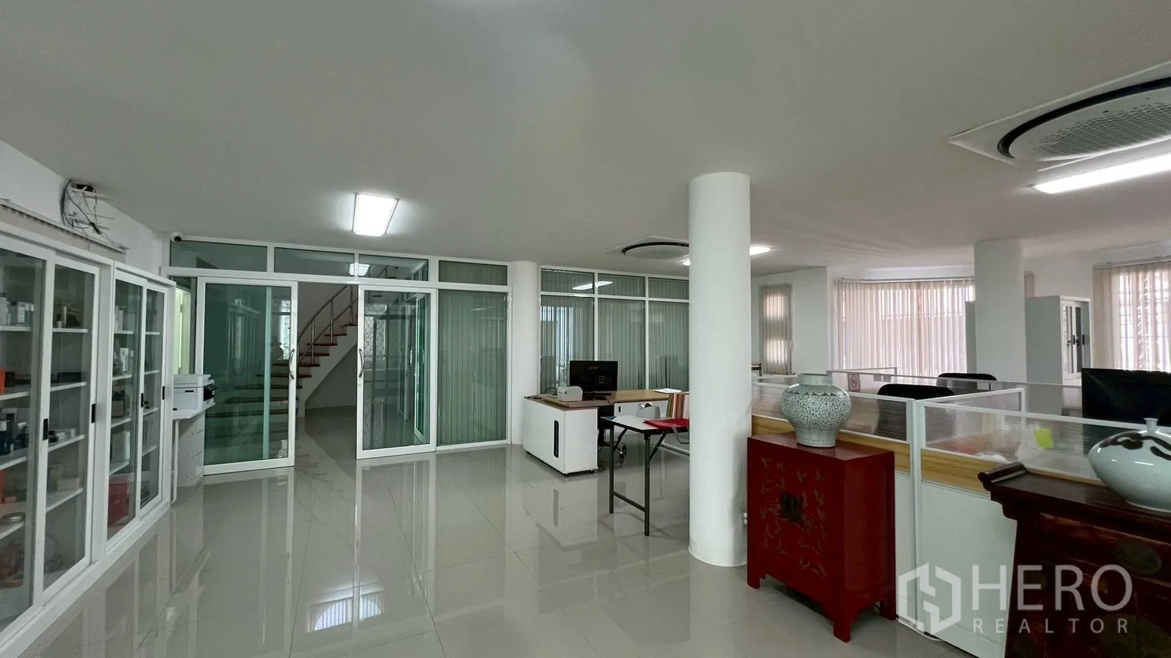 家庭办公室 for rent in Wang Thonglang, Bangkok - 开阔办公室，可见楼梯、玻璃门与展示柜。