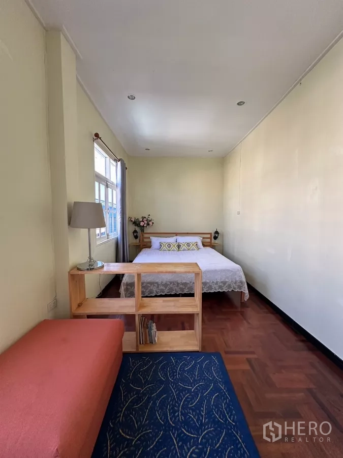 สำนักงานที่บ้าน ให้เช่าในSuan Luang, Bangkok - ห้องนอนทรงลึก มีเตียง โซฟา และชั้นวางกั้นพื้นที่ริมหน้าต่าง