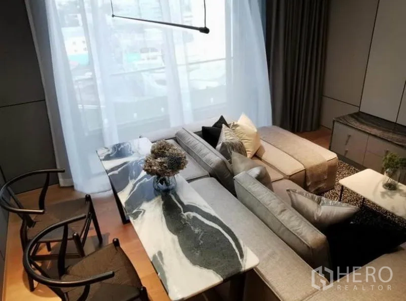 คอนโด ให้เช่าในKhlong Toei, Bangkok - มุมสูงของโต๊ะหินอ่อนและชุดโซฟา ข้างหน้าต่างสูงจรดเพดาน