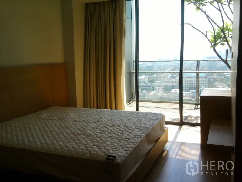 คอนโด ให้เช่าในSathon, Bangkok - ห้องนอนใหญ่ หน้าต่างสูงจรดเพดานต่อเนื่องสู่ระเบียง มองเห็นวิวเมืองกว้าง