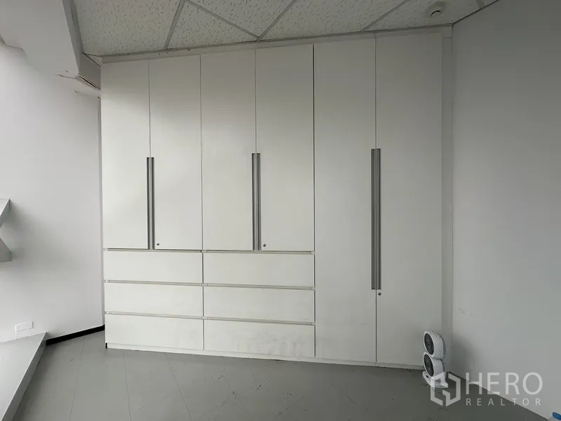 ออฟฟิศ for rent in Watthana, Bangkok - ตู้บิลท์อินสีขาวพร้อมมือจับยาวภายในสำนักงาน