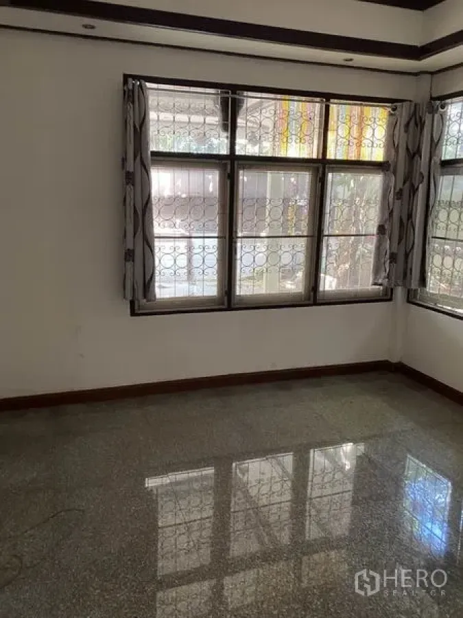 联排别墅 出租在Lat Phrao, Bangkok - 明亮卧室，转角窗、窗帘与抛光石地