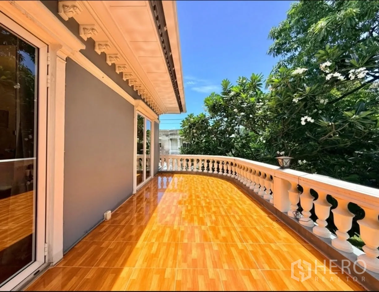 บ้านเดี่ยว for rent in Phra Khanong, Bangkok - ระเบียงชั้นบนปูกระเบื้องโทนไม้พร้อมราวกันตกตกแต่ง