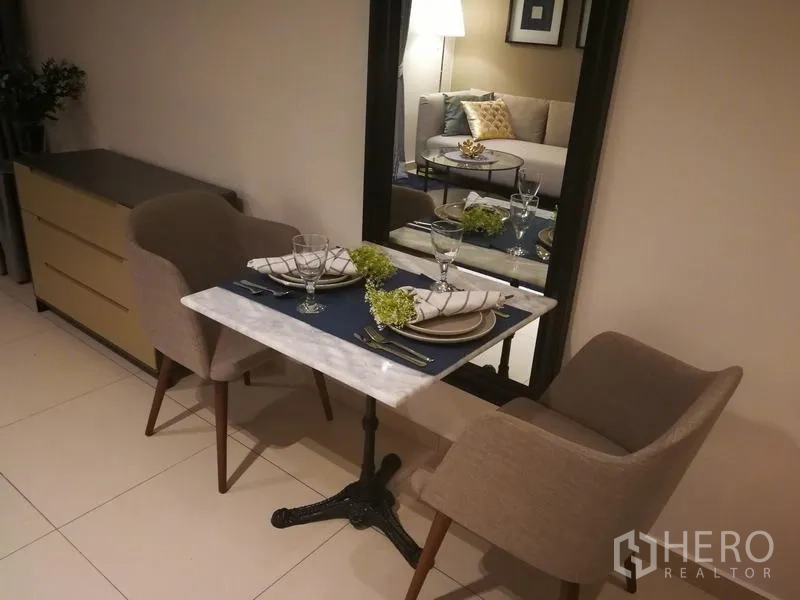 คอนโด ให้เช่าหรือขายในWatthana, Bangkok - มุมรับประทานอาหารสำหรับสองที่ โต๊ะหินอ่อน เก้าอี้บุนุ่ม และกระจกบานใหญ่