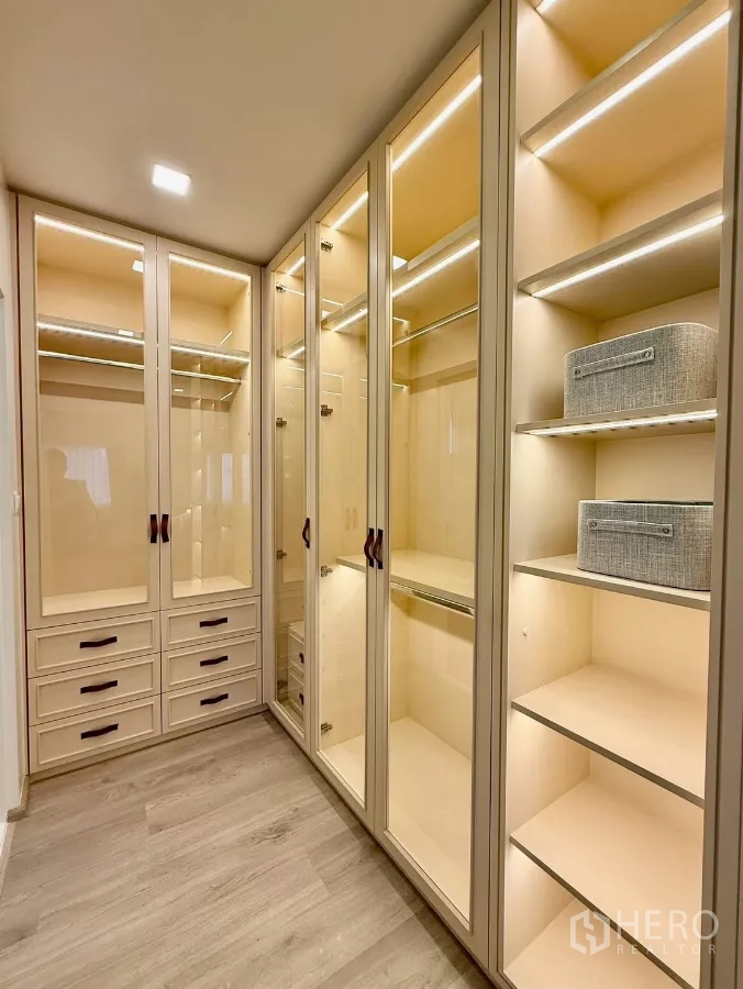 Detached House for rent in Bang Phli, Samut Prakan - Walk‑in closet with illuminated glass wardrobes and drawers.