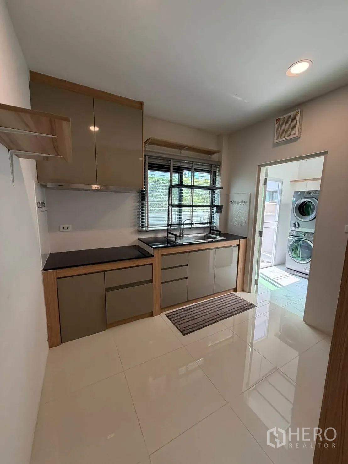 บ้านเดี่ยว for rent in Bang Phli, Samut Prakan - ครัวบิลต์อินพร้อมตู้ ซิงก์ และทางออกสู่ห้องซักรีด.